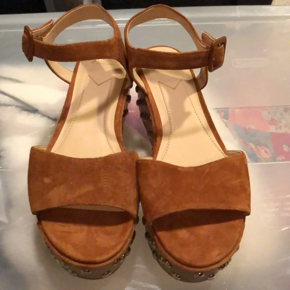 Brian Atwood gorgeous suede tan brown cognac platform sandals heels 10 studded - Picture 4 of 7